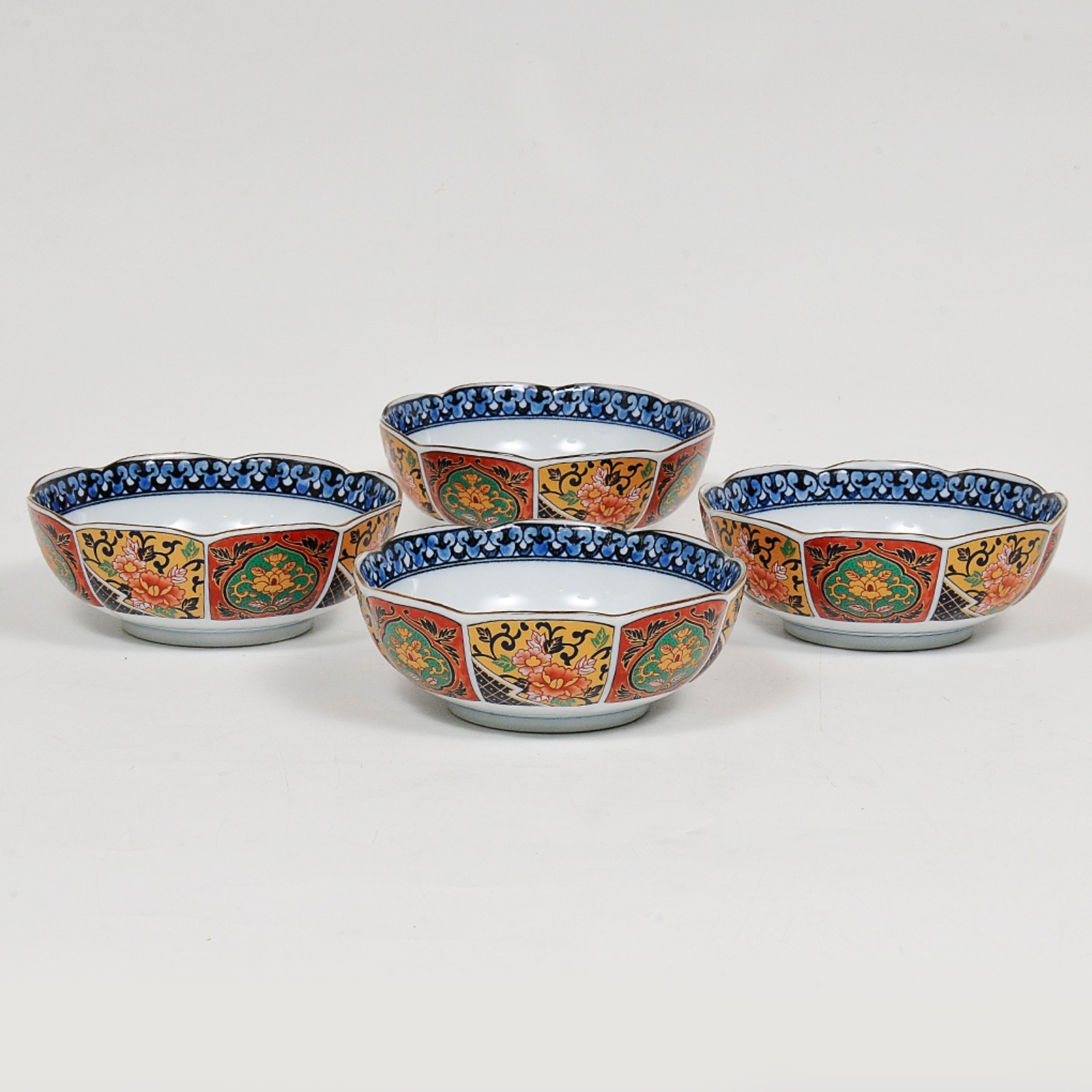 Lote composto por 4 bowls em porcelana oriental nos tons azul e... - foto 1 de 5