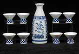 Conjunto para sakê em porcelana japonesa, decor... - Conjunto para sakê em porcelana japonesa, decorado em azul com motivos geométricos e reservas com flores e pássaros. Contando de pequena jarra a...