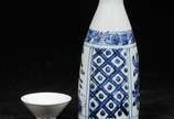 Conjunto para sakê em porcelana japonesa, decor... - Conjunto para sakê em porcelana japonesa, decorado em azul com motivos geométricos e reservas com flores e pássaros. Contando de pequena jarra a...