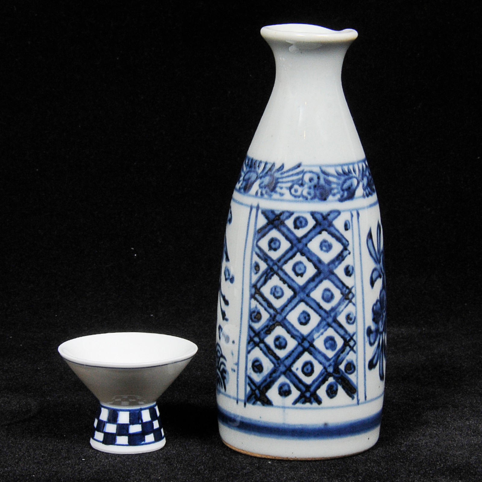 Conjunto para sakê em porcelana japonesa, decorado em azul com... - foto 2 de 5