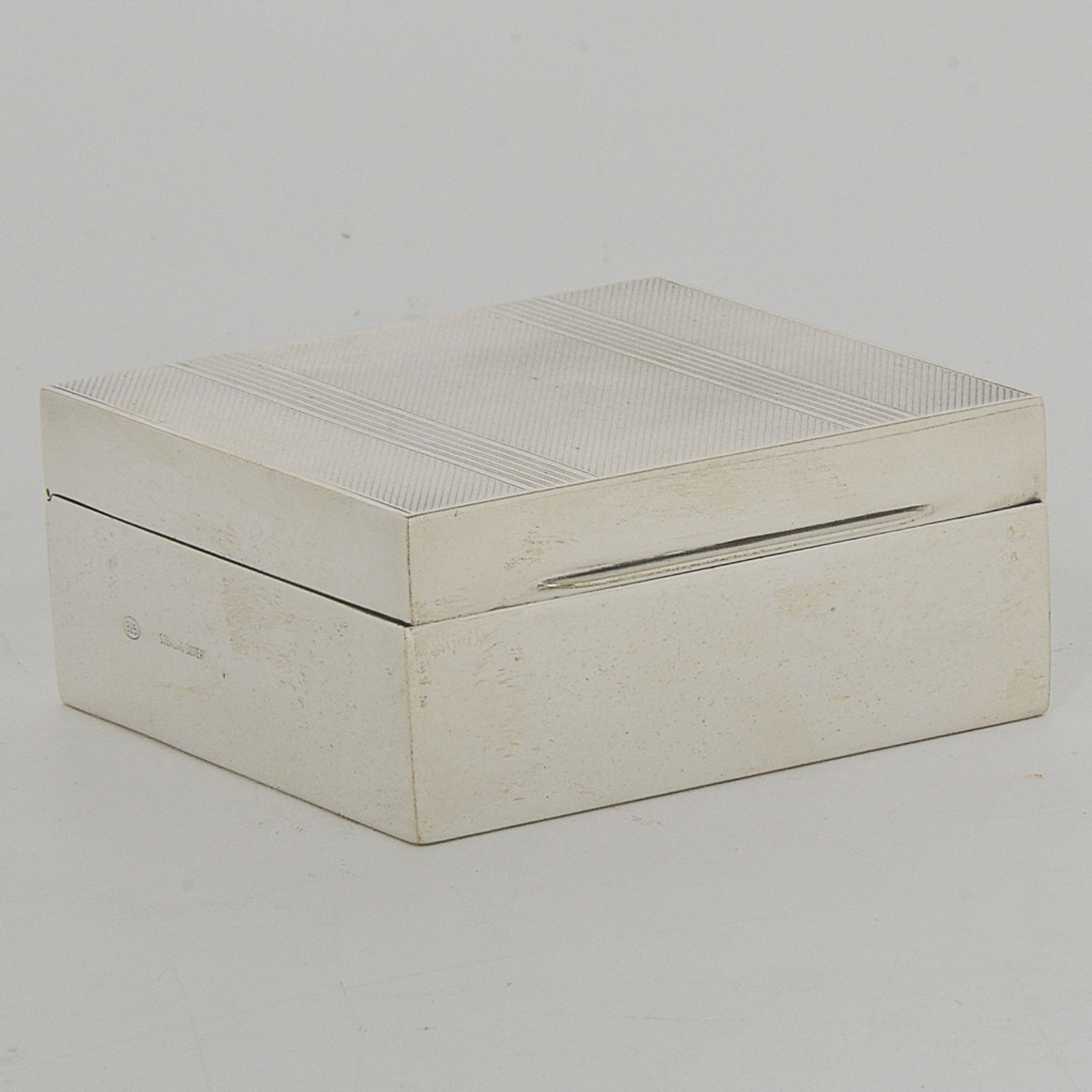 Caixa quadrangular para cigarros, de mesa, em prata, possivelmente... - foto 1 de 4
