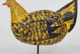 Lote composto de quatro esculturas em madeira p... - Lote composto de quatro esculturas em madeira pintada  e duas em cerâmica representando aves.<br><br>Lote não exposto. Em caso de arremate, a re...