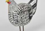 Lote composto de quatro esculturas em madeira p... - Lote composto de quatro esculturas em madeira pintada  e duas em cerâmica representando aves.<br><br>Lote não exposto. Em caso de arremate, a re...