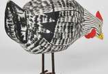 Lote composto de quatro esculturas em madeira p... - Lote composto de quatro esculturas em madeira pintada  e duas em cerâmica representando aves.<br><br>Lote não exposto. Em caso de arremate, a re...