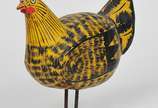 Lote composto de quatro esculturas em madeira p... - Lote composto de quatro esculturas em madeira pintada  e duas em cerâmica representando aves.<br><br>Lote não exposto. Em caso de arremate, a re...