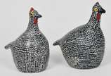 Lote composto de quatro esculturas em madeira p... - Lote composto de quatro esculturas em madeira pintada  e duas em cerâmica representando aves.<br><br>Lote não exposto. Em caso de arremate, a re...