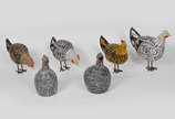 Lote composto de quatro esculturas em madeira p... - Lote composto de quatro esculturas em madeira pintada  e duas em cerâmica representando aves.<br><br>Lote não exposto. Em caso de arremate, a re...