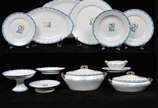 Limoges (1771),  - Sofisticado jogo de jantar em porcelana francesa de Limoges do slSéc. XX, com policromia na cor e douração a ouro, com motivos Arte Deco, composto por