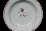 Cia das Índias (1481), L5 - Par de pratos fundos em porcelana Cia das Indias com esmaltagem de flores.