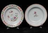 Cia das Índias (1481), L5 - Par de pratos fundos em porcelana Cia das Indias com esmaltagem de flores.