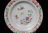 Cia das Índias (1481), L5 - Par de pratos fundos em porcelana Cia das Indias com esmaltagem de flores.