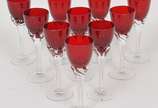 Conjunto de 20 taças para licor em fino cristal... - Conjunto de 20 taças para licor em fino cristal na cor rubi com pé retorcido translúcido com base circular.<br><br>Lote não exposto. Em caso de ...