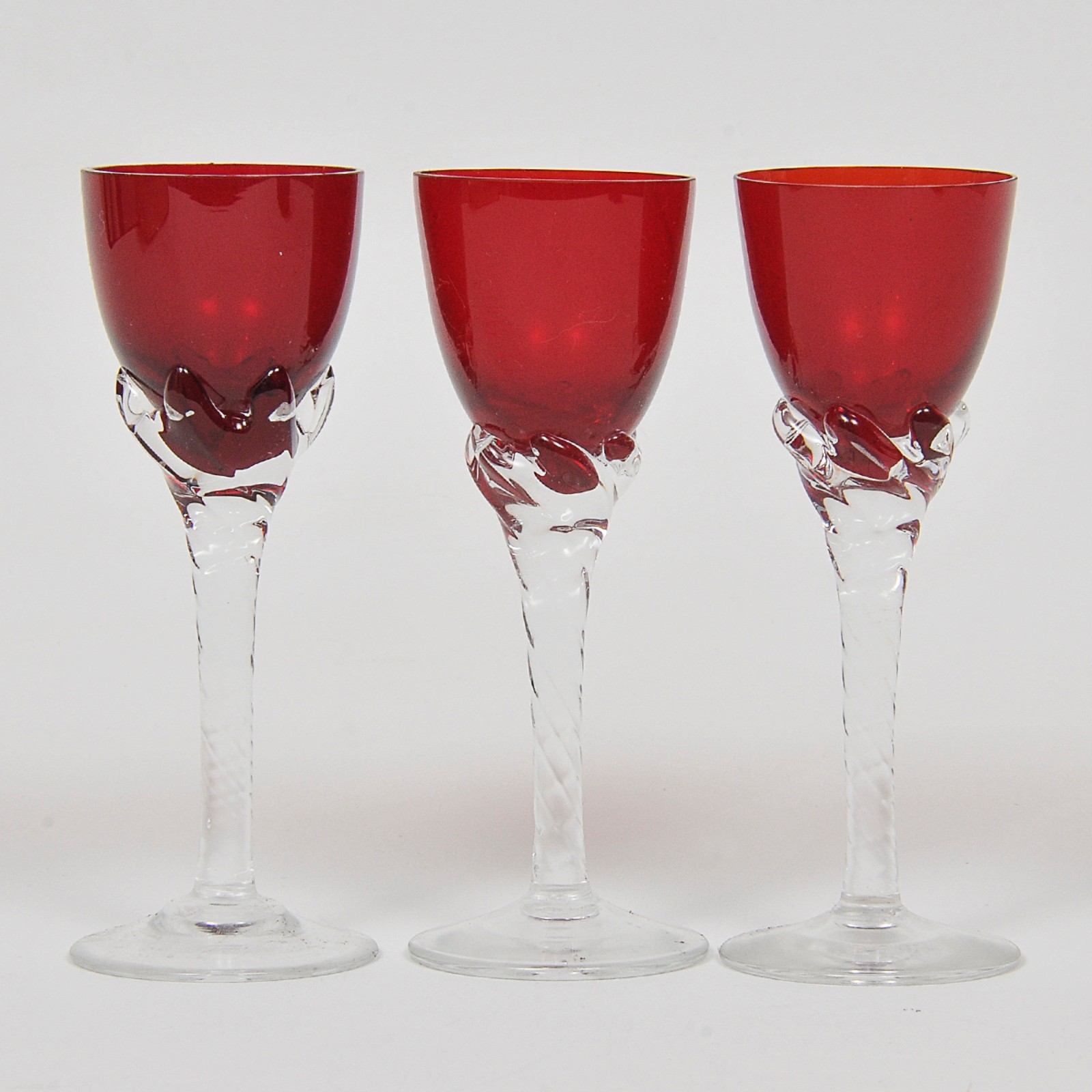Conjunto de 20 taças para licor em fino cristal na cor rubi com pé... - foto 3 de 3