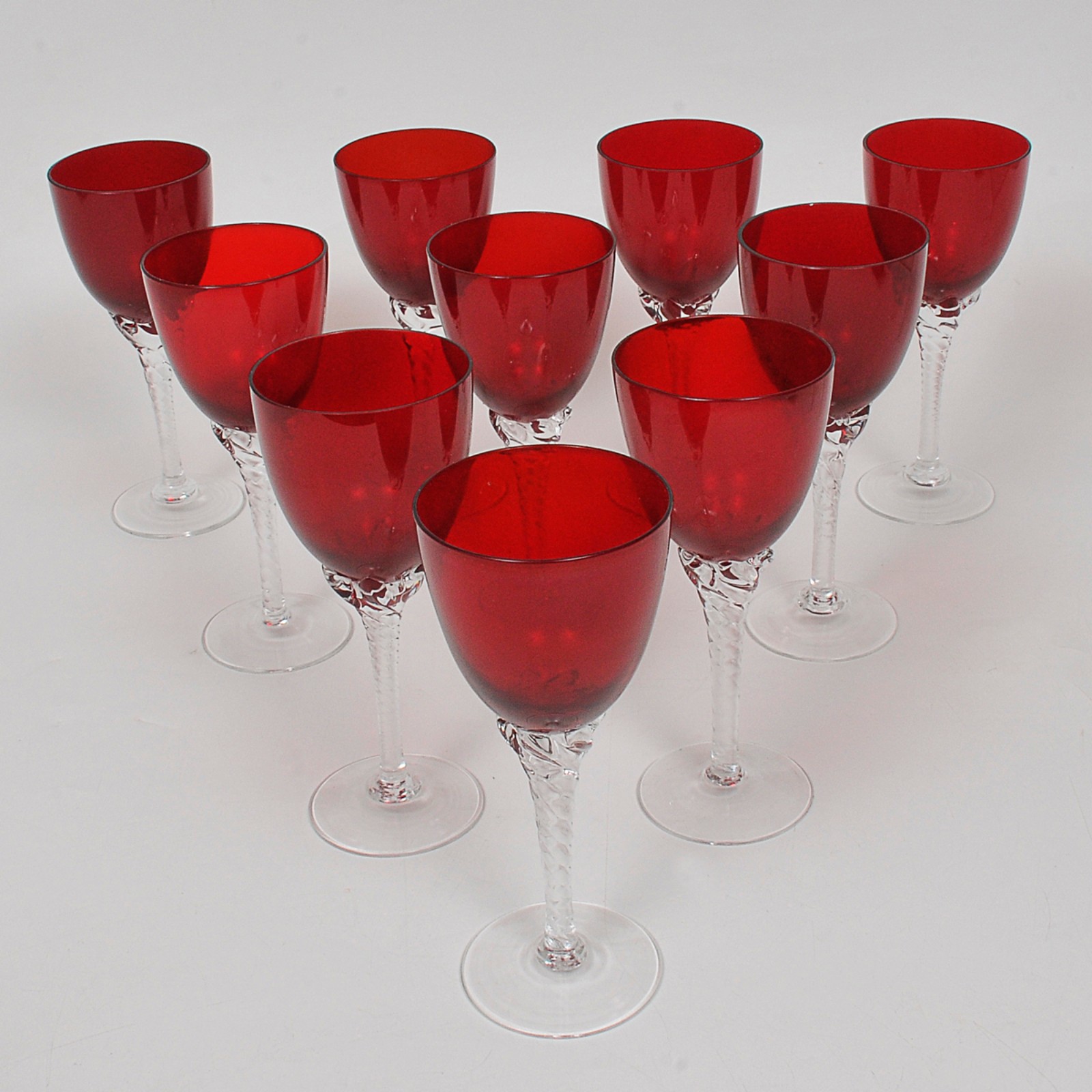 Conjunto de 15 taças em fino cristal na cor rubi com pé retorcido... - foto 1 de 3