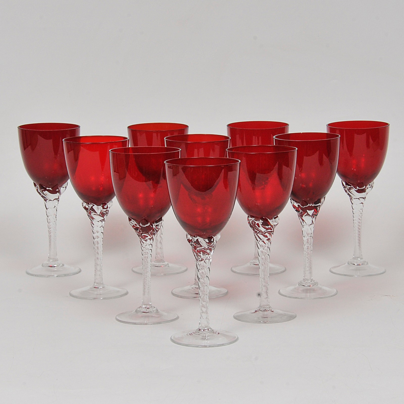 Conjunto de 15 taças em fino cristal na cor rubi com pé retorcido... - foto 2 de 3