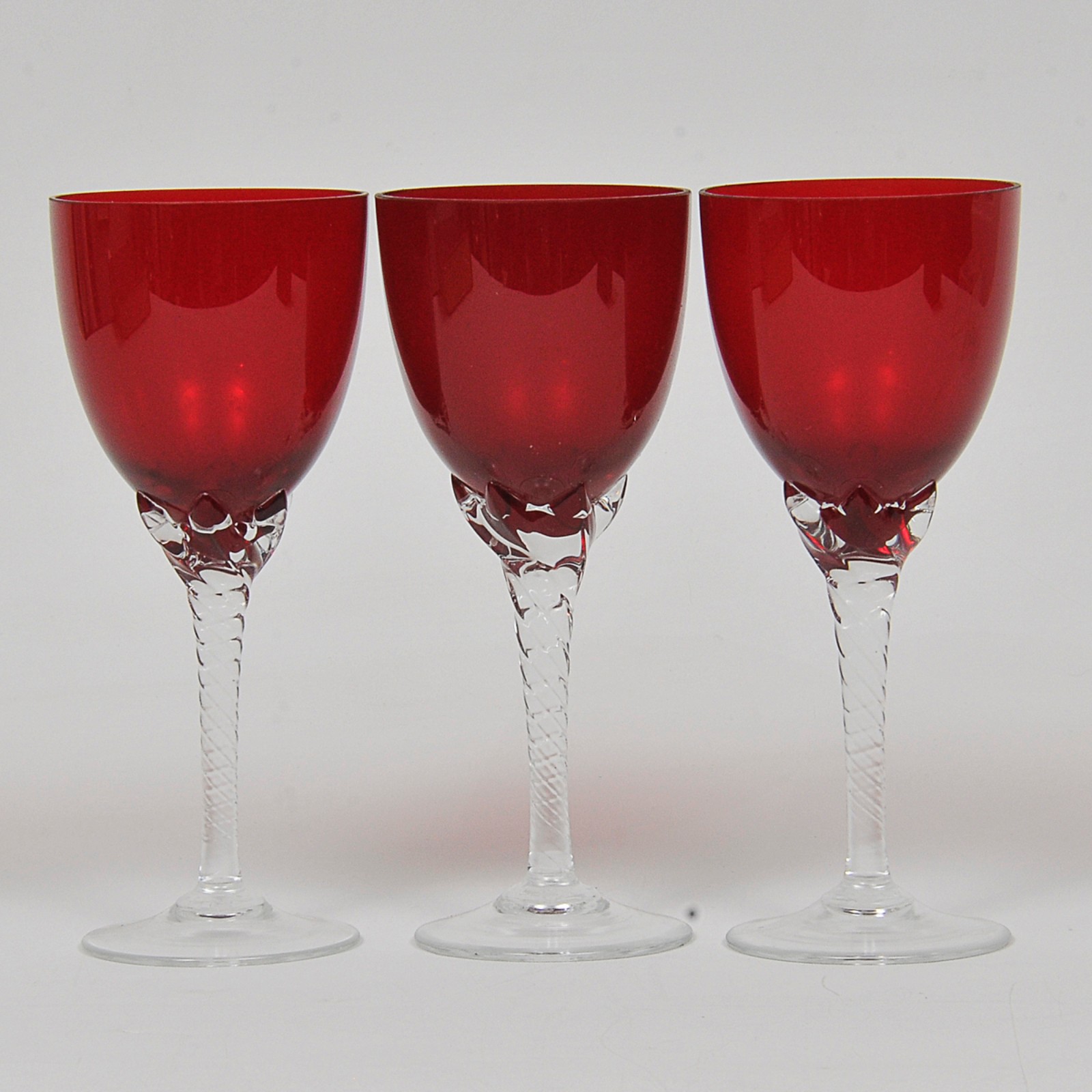 Conjunto de 15 taças em fino cristal na cor rubi com pé retorcido... - foto 3 de 3