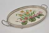 Bandeja oval tcheca construida com placa em por... - Bandeja oval tcheca construida com placa em porcelana ornamentada por composição em flores do campo. Montagem em metal com borda vazada e alças ...