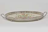 Bandeja oval tcheca construida com placa em por... - Bandeja oval tcheca construida com placa em porcelana ornamentada por composição em flores do campo. Montagem em metal com borda vazada e alças ...