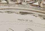 Salva em prata portuguesa ou brasileira lavrada... - Salva em prata portuguesa ou brasileira lavrada e cinzelada - Borda ornada com galeria vazada por volutas - Fundo gravado com guirlanda e rosáce...