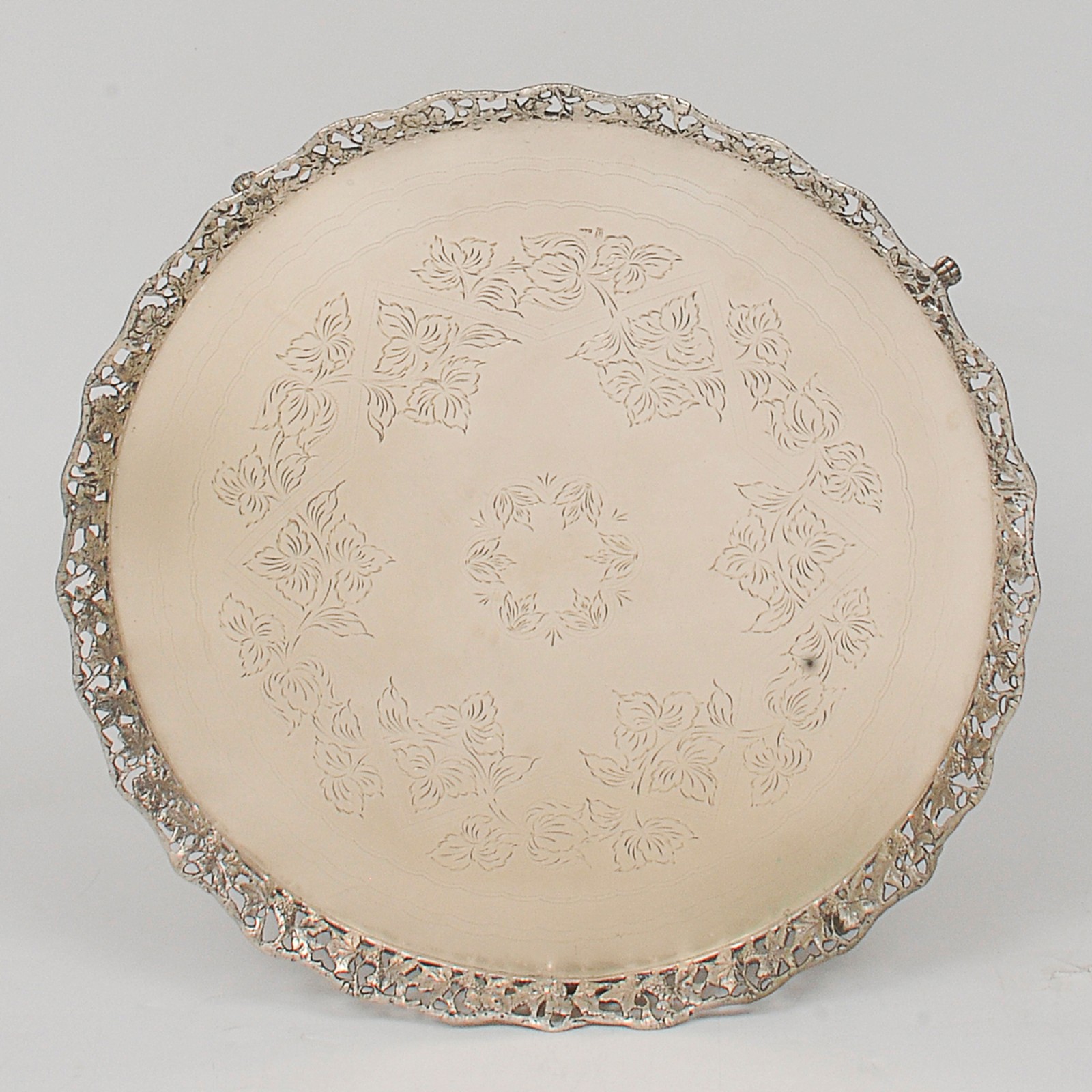 Salva circular em prata brasileira ornamentada por galeria vazada por... - foto 2 de 3