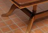 Grande mesa de jantar para 10 lugares estilo fr... - Grande mesa de jantar para 10 lugares estilo francesa em madeira nobre com pés unidos por travessa e terminados em forma de patas.<br><br>O lote...