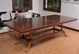 Grande mesa de jantar para 10 lugares estilo fr... - Grande mesa de jantar para 10 lugares estilo francesa em madeira nobre com pés unidos por travessa e terminados em forma de patas.<br><br>O lote...
