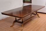 Grande mesa de jantar para 10 lugares estilo fr... - Grande mesa de jantar para 10 lugares estilo francesa em madeira nobre com pés unidos por travessa e terminados em forma de patas.<br><br>O lote...