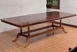Grande mesa de jantar para 10 lugares estilo fr... - Grande mesa de jantar para 10 lugares estilo francesa em madeira nobre com pés unidos por travessa e terminados em forma de patas.<br><br>O lote...