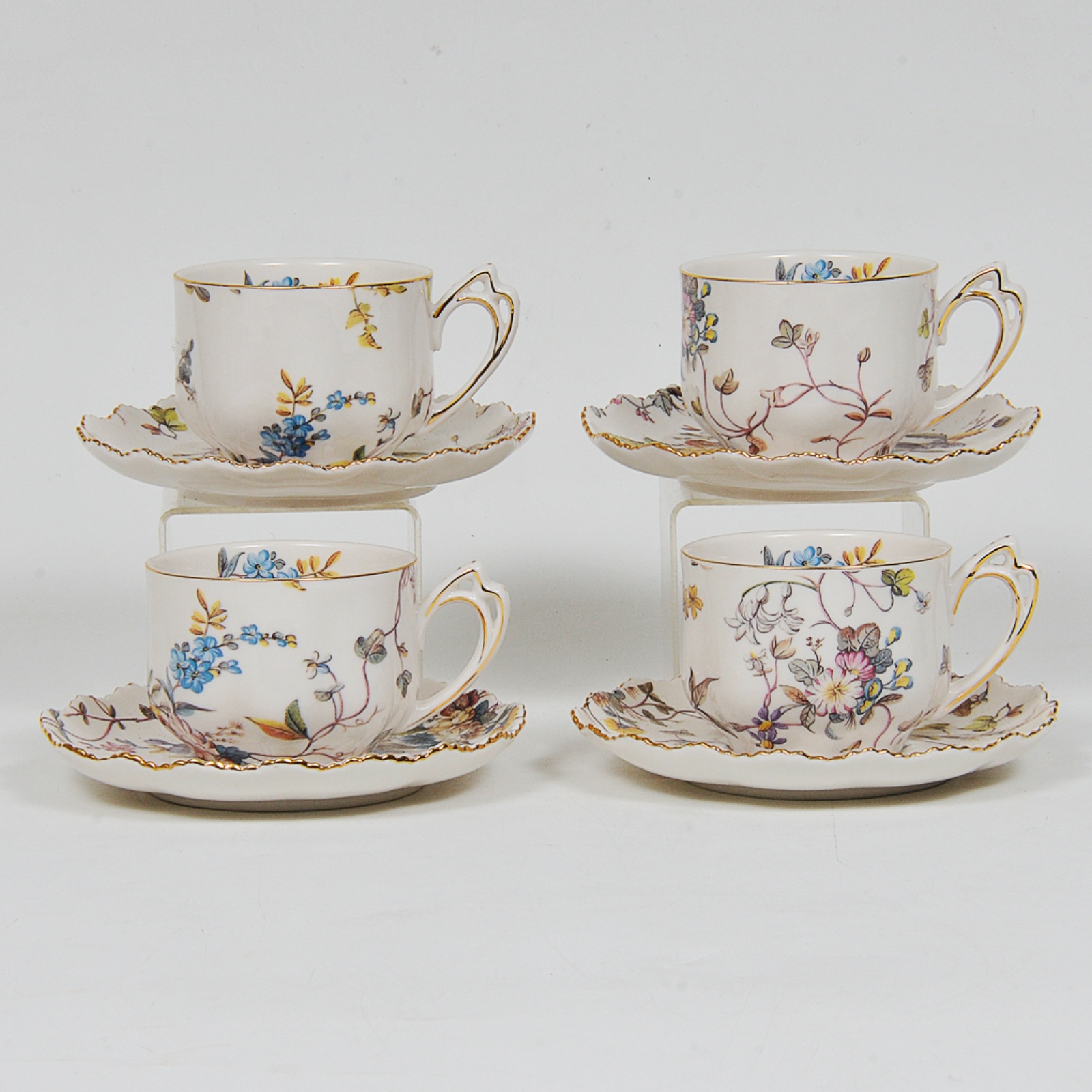 Conjunto com 4 xícaras com pires para chá em porcelana nacional grife... - foto 1 de 6