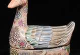 Terrina em porcelana chinesa policromada, molda... - Terrina em porcelana chinesa policromada, moldada no formato de pato. Peça inspirada em modelo da Companhia das Índias. <br>Marcas sob base. <br...