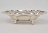 Saladeira oval em metal prateado inglês liso. B... - Saladeira oval em metal prateado inglês liso. Bojo moldado em gomos, apoiado em pés recurvos - Marcas de "Sheffield Plate" e do fabricante - Séc...
