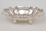 Saladeira oval em metal prateado inglês liso. B... - Saladeira oval em metal prateado inglês liso. Bojo moldado em gomos, apoiado em pés recurvos - Marcas de "Sheffield Plate" e do fabricante - Séc...