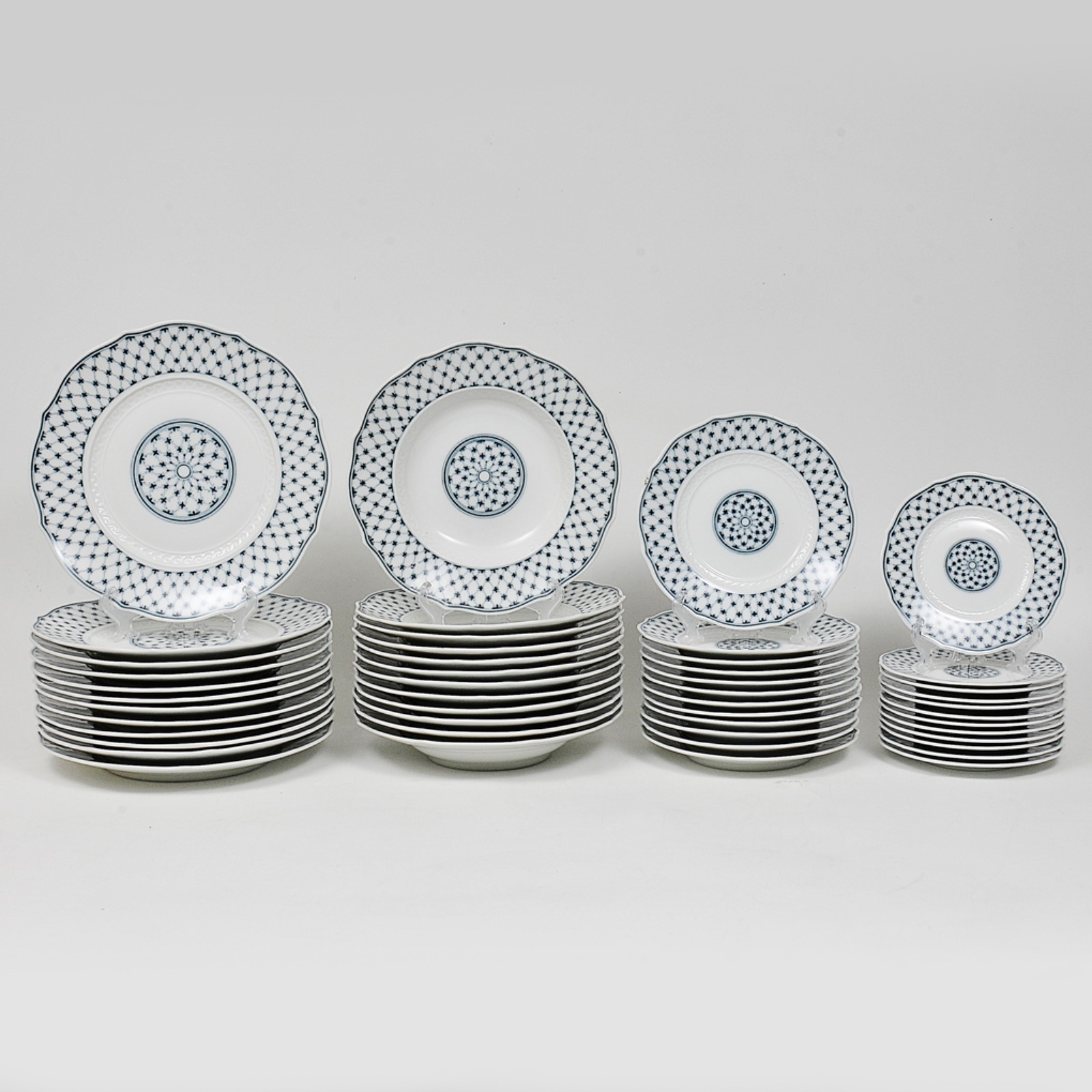 Aparelho de jantar em porcelana italiana nas ores branca e azul... - foto 1 de 3