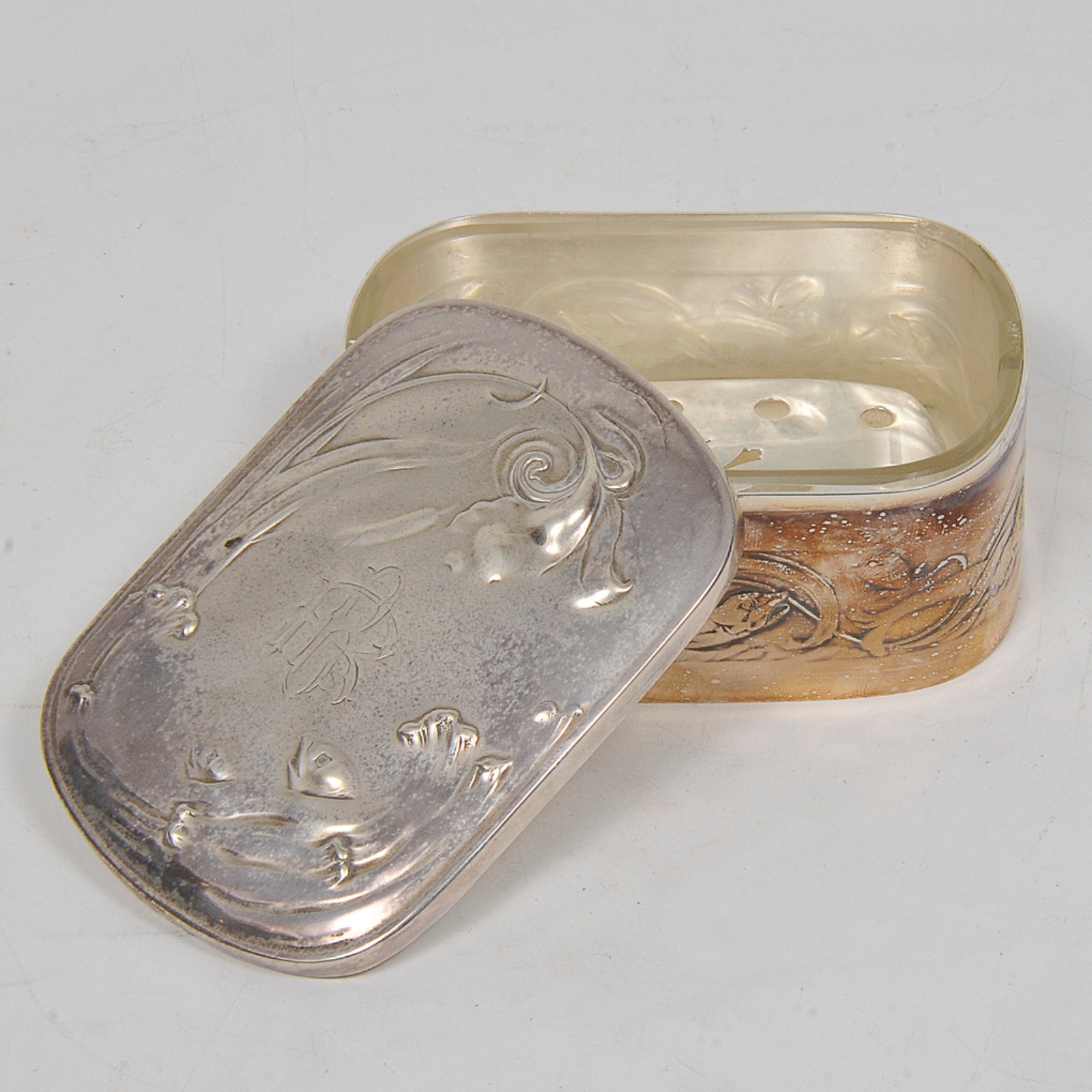 Pequena caixa saboneteira Art Nouveau de formato retangular em metal... - foto 2 de 3