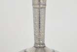 Vaso em metal com aplicações em prata, lavrado ... - Vaso em metal com aplicações em prata, lavrado no formato de moringa com longo gargalo. <br>Bojo ornado por estilizações geométricas e frisos fl...
