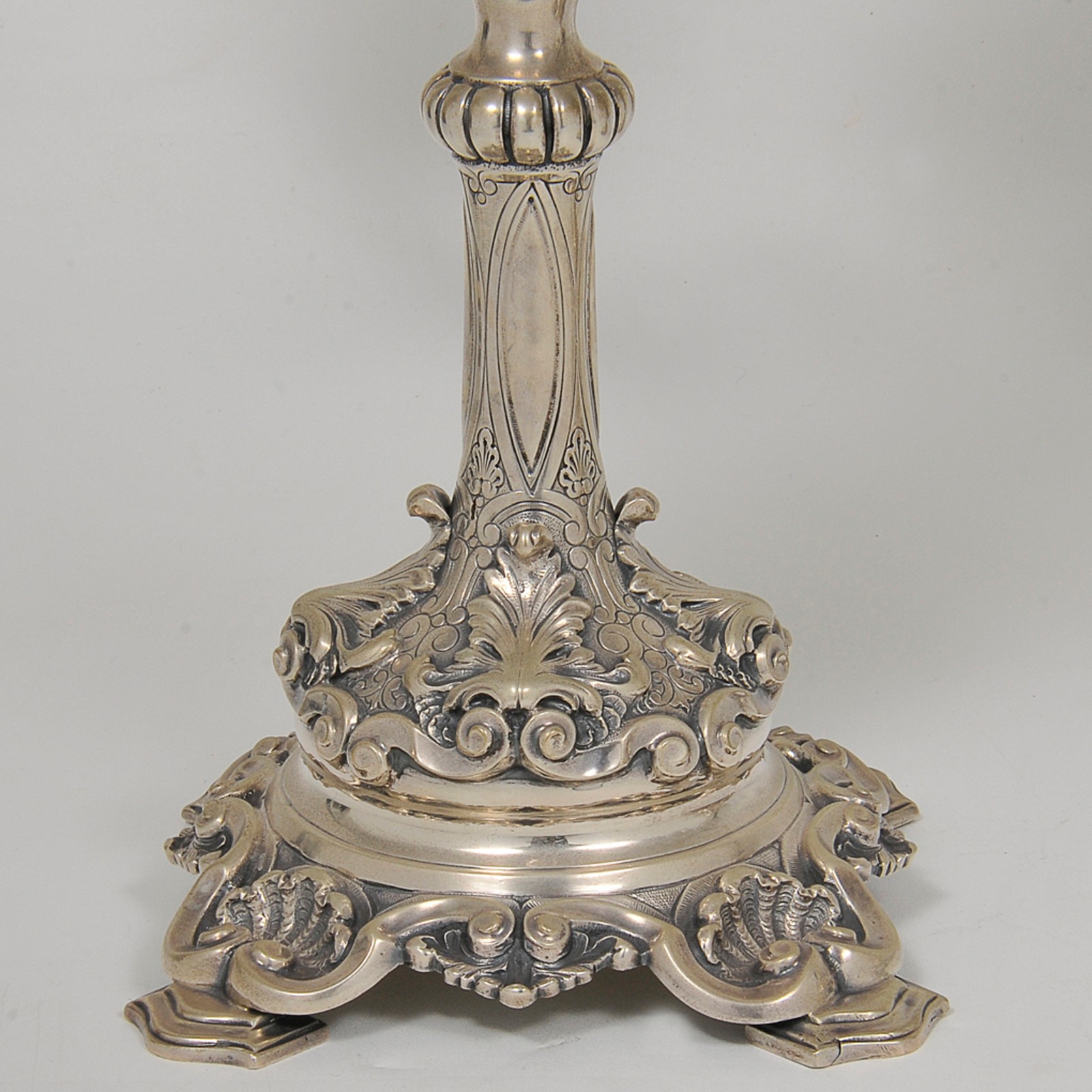 Par de candelabros para velas em prata portuguesa repuxada e... - foto 3 de 7
