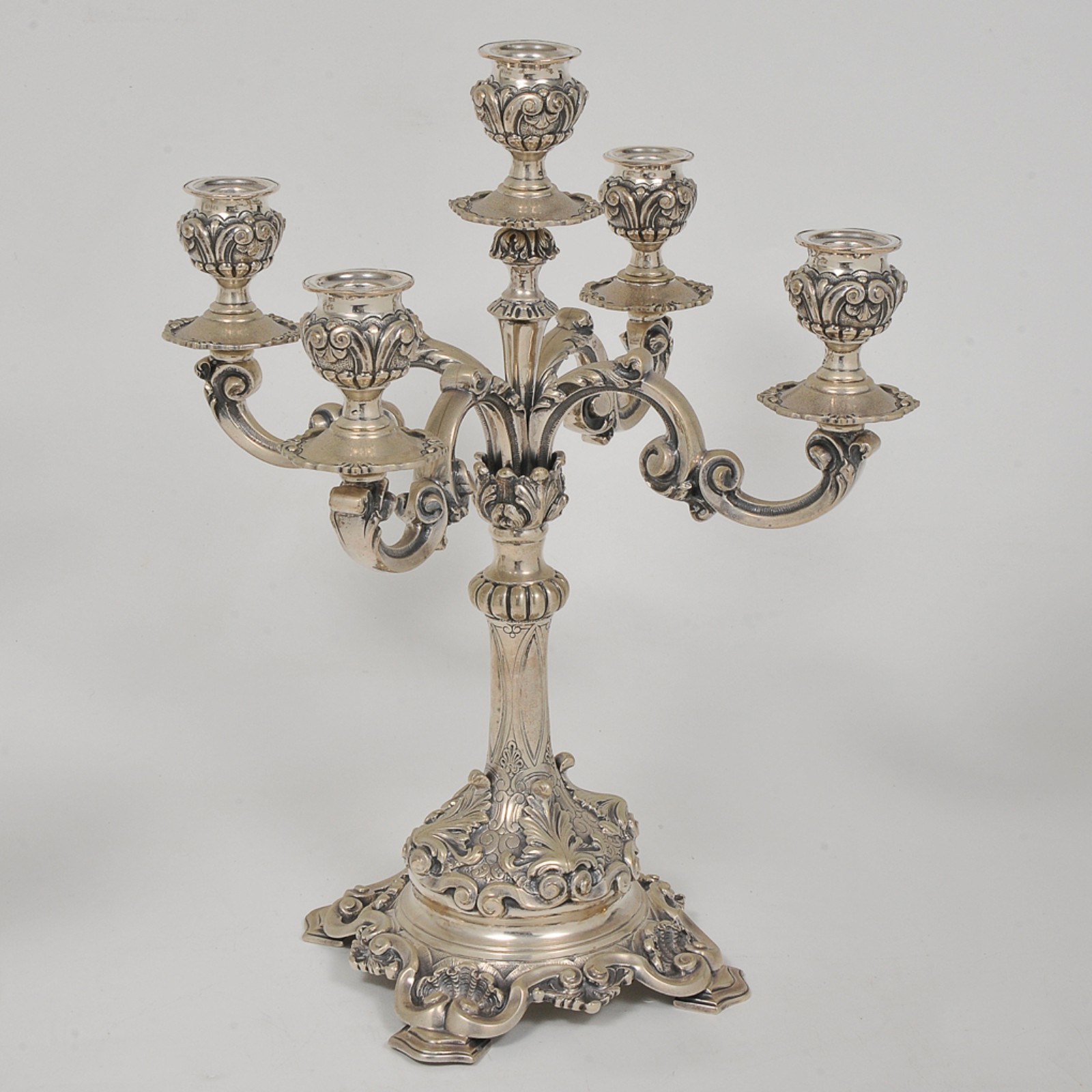 Par de candelabros para velas em prata portuguesa repuxada e... - foto 5 de 7