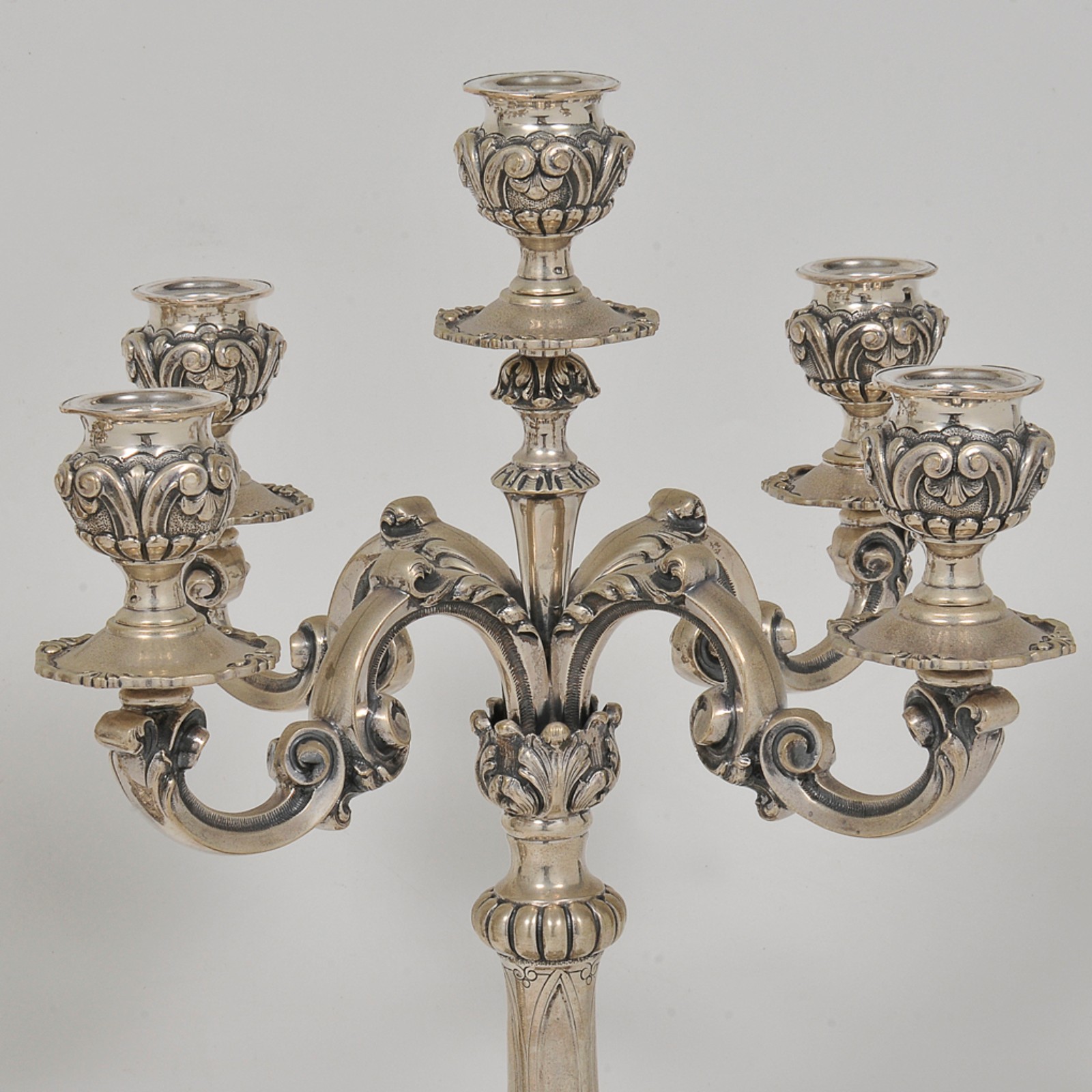 Par de candelabros para velas em prata portuguesa repuxada e... - foto 4 de 7