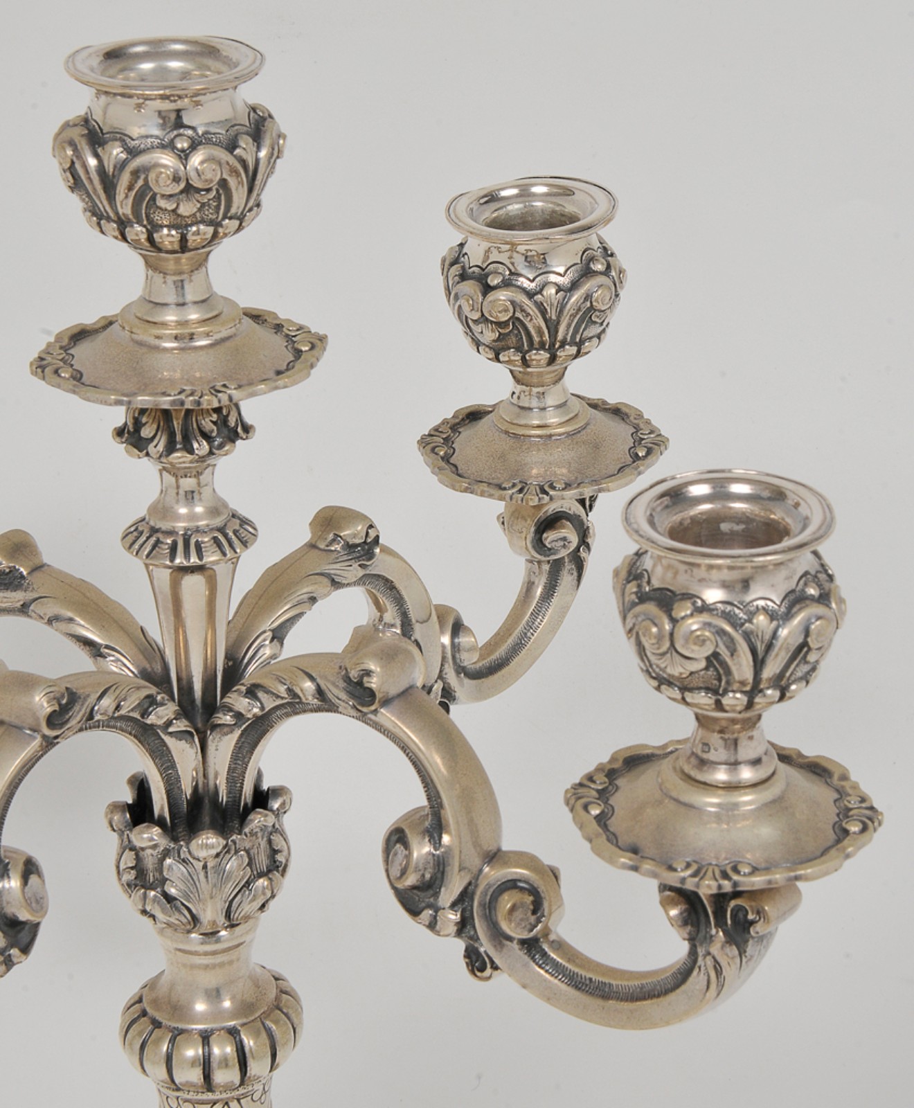 Par de candelabros para velas em prata portuguesa repuxada e... - foto 6 de 7
