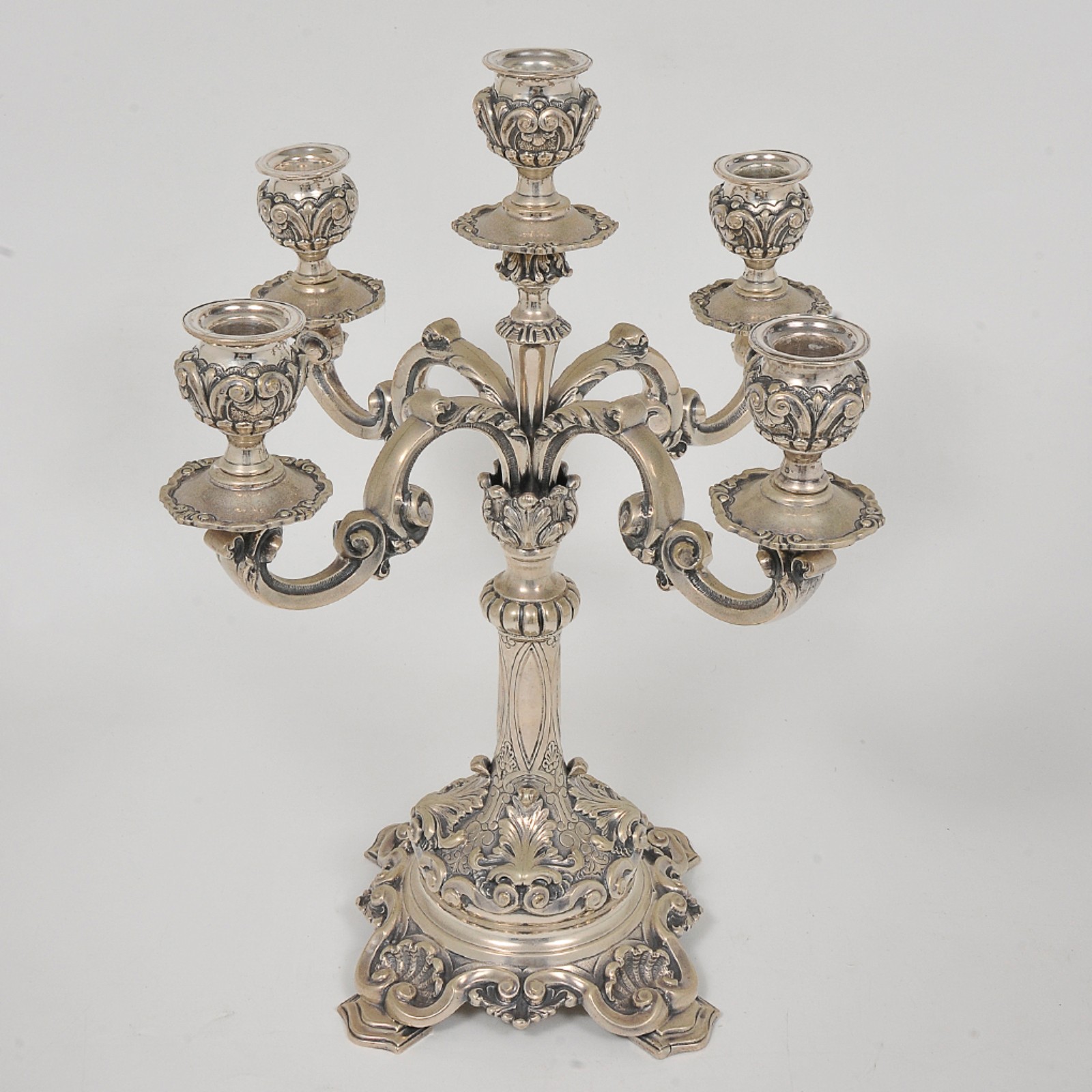 Par de candelabros para velas em prata portuguesa repuxada e... - foto 2 de 7