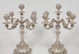 Par de candelabros para velas em prata portugue... - Par de candelabros para velas em prata portuguesa repuxada e cinzelada, ornados por folhagens, volutas e concheados -  hastes retas com anelados...