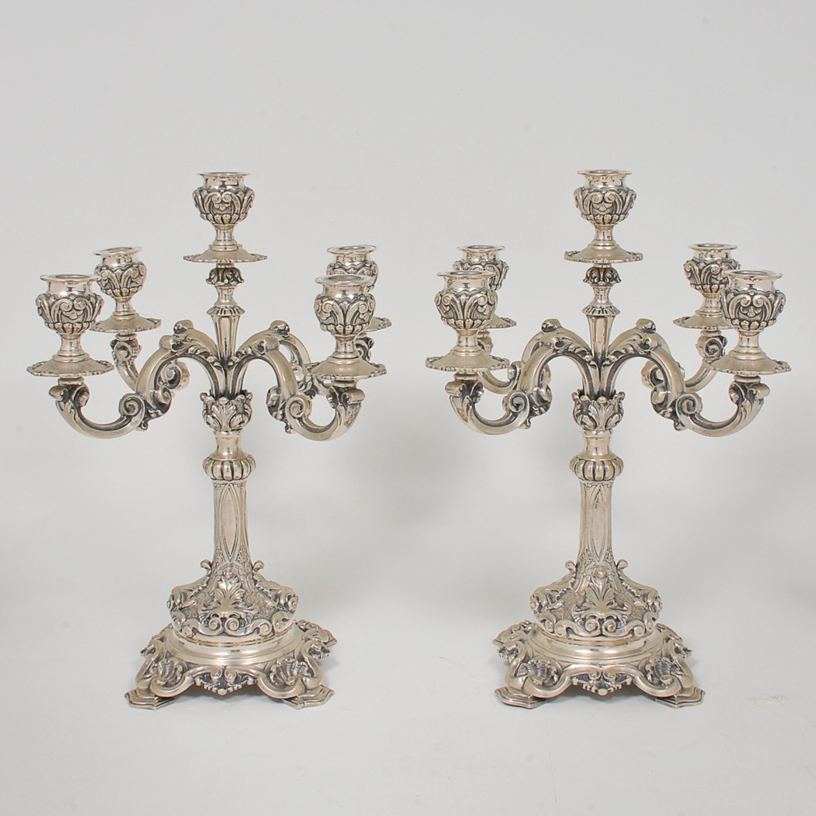 Par de candelabros para velas em prata portuguesa repuxada e... - foto 1 de 7