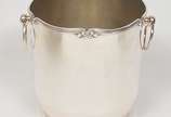"Wine Cooler" em metal prateado brasileiro. Boj... - "Wine Cooler" em metal prateado brasileiro. Bojo circular ornado com bordas de fitas e lacinhos, ladeado por argolas marca da manufatura Fracala...