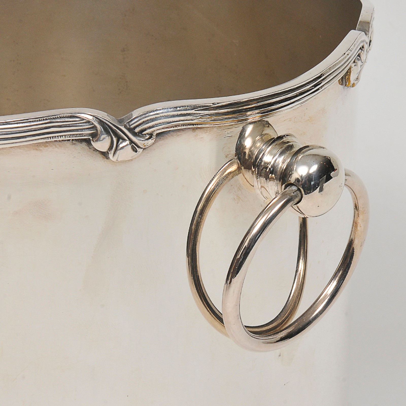 "Wine Cooler" em metal prateado brasileiro. Bojo circular ornado com... - foto 2 de 3