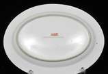 Travessa oval em porcelana chinesa com motivos ... - Travessa oval em porcelana chinesa com motivos de flores, folhas, borboletas, galos e detalhes geométricos nas bordas.<br><br>Lote não exposto c...