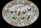 Travessa oval em porcelana chinesa com motivos ... - Travessa oval em porcelana chinesa com motivos de flores, folhas, borboletas, galos e detalhes geométricos nas bordas.<br><br>Lote não exposto c...