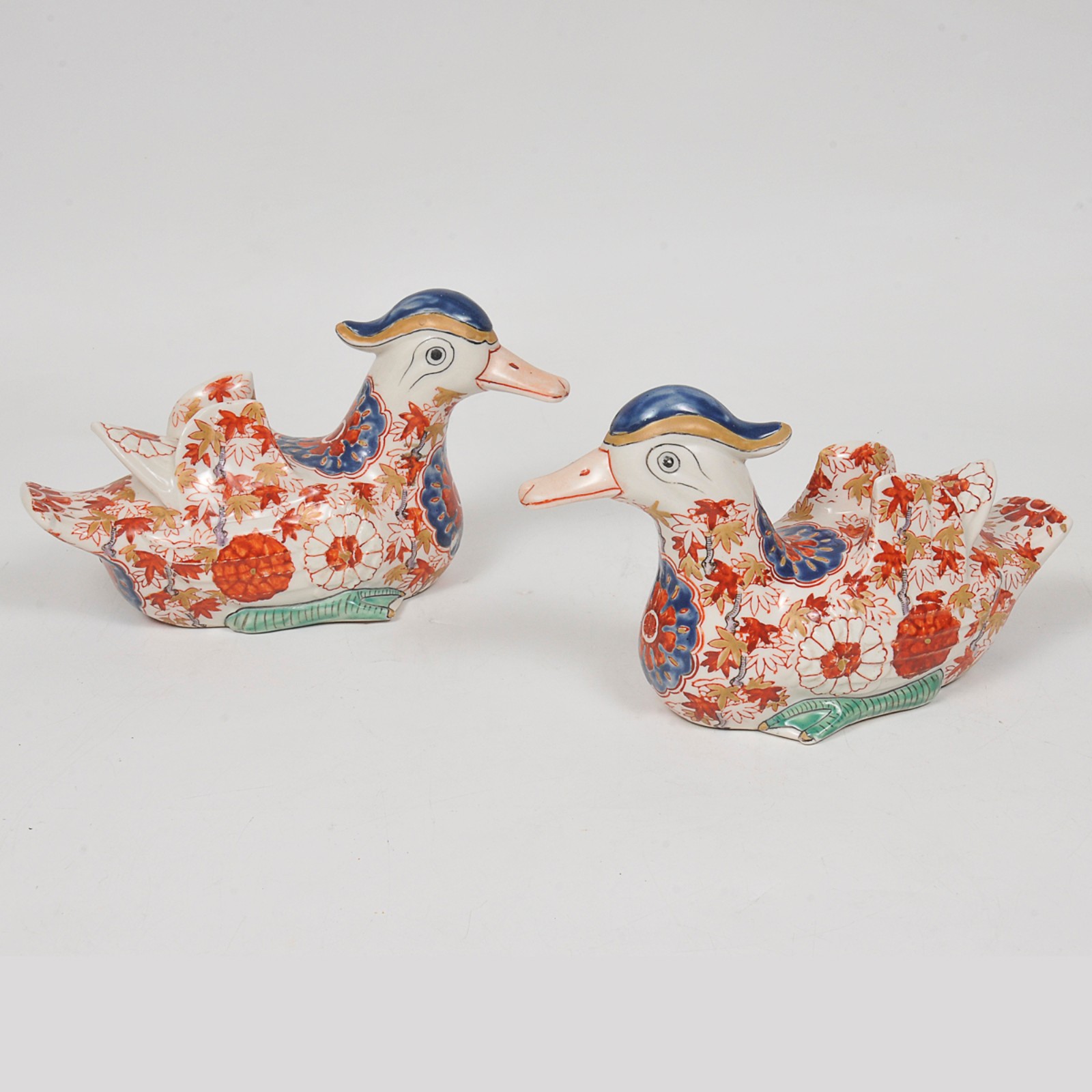 Par de esculturas representando Patos em porcelana oriental, ao gosto... - foto 1 de 4