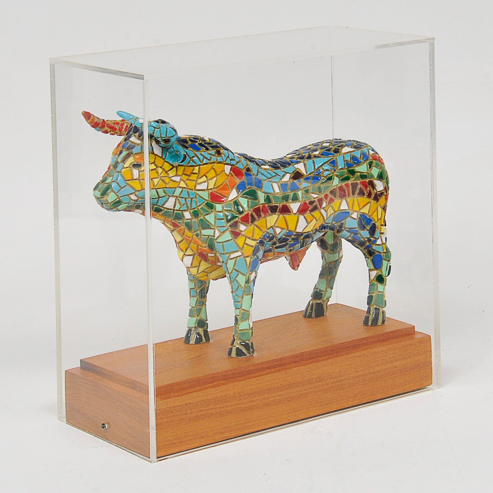 Escultura representando Touro com pintura mosaico apresentado em... - foto 3 de 4