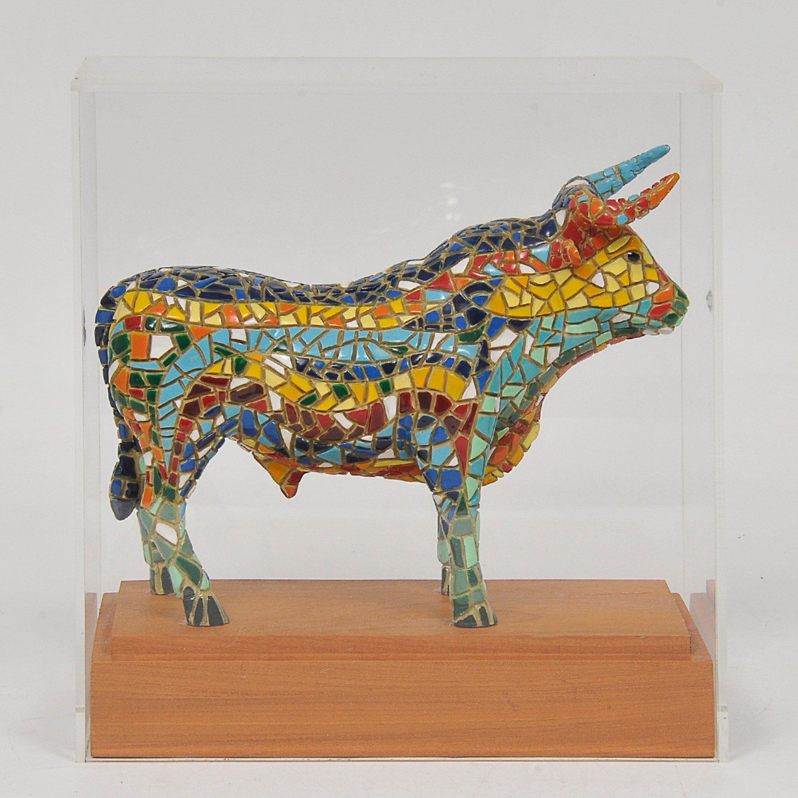 Escultura representando Touro com pintura mosaico apresentado em... - foto 1 de 4