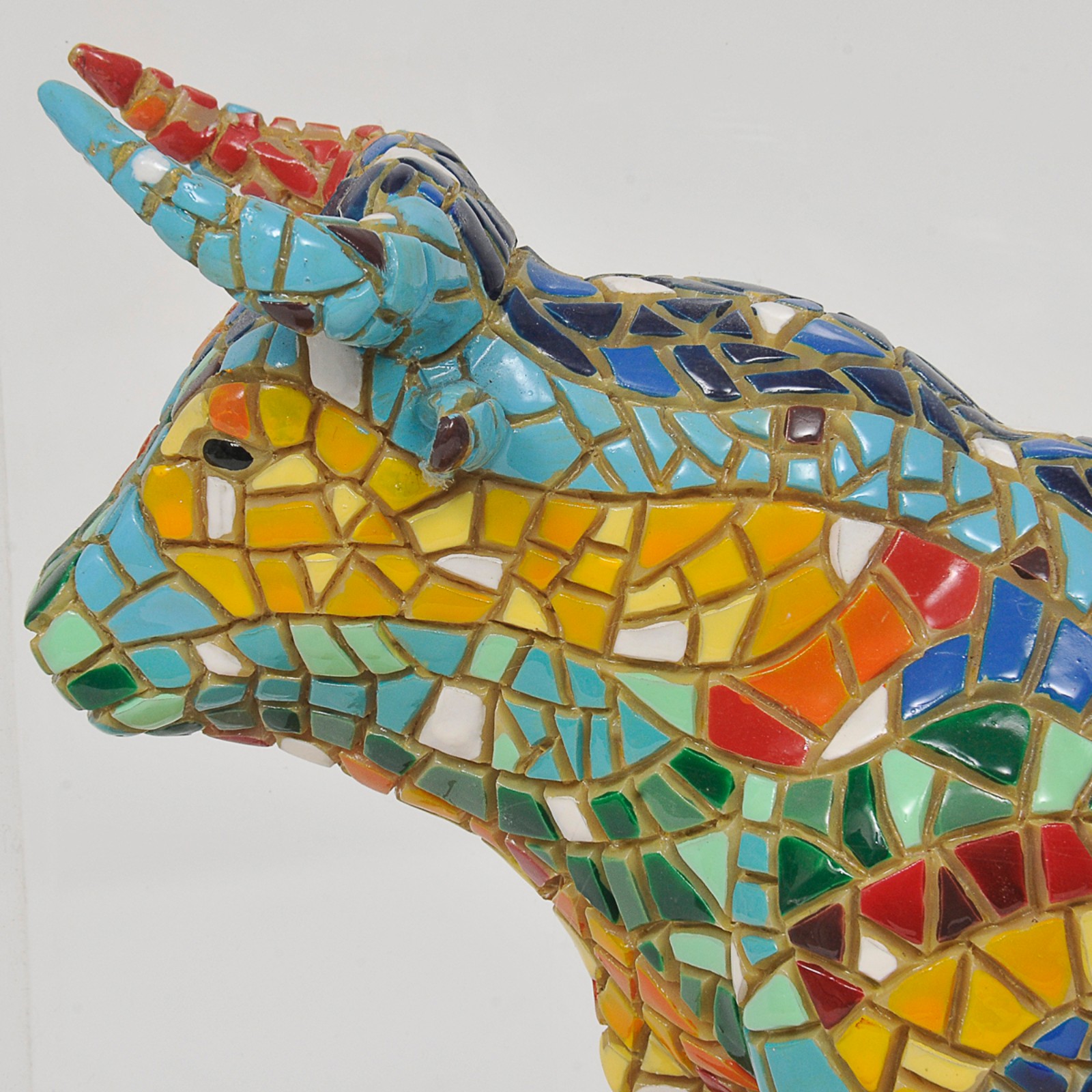 Escultura representando Touro com pintura mosaico apresentado em... - foto 4 de 4